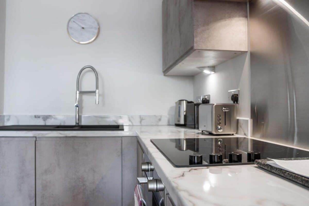 Lovely Riverside 2 Bed Лидс