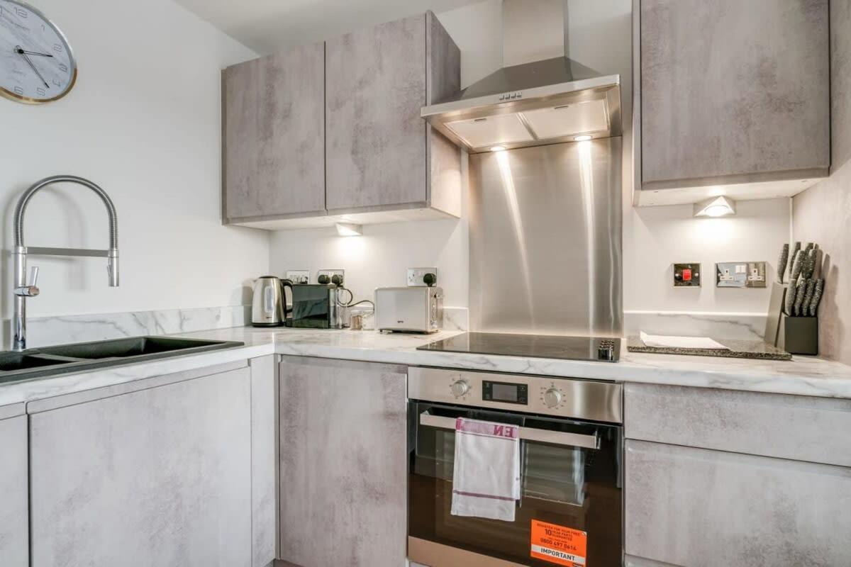 Апартаменты Lovely Riverside 2 Bed Лидс