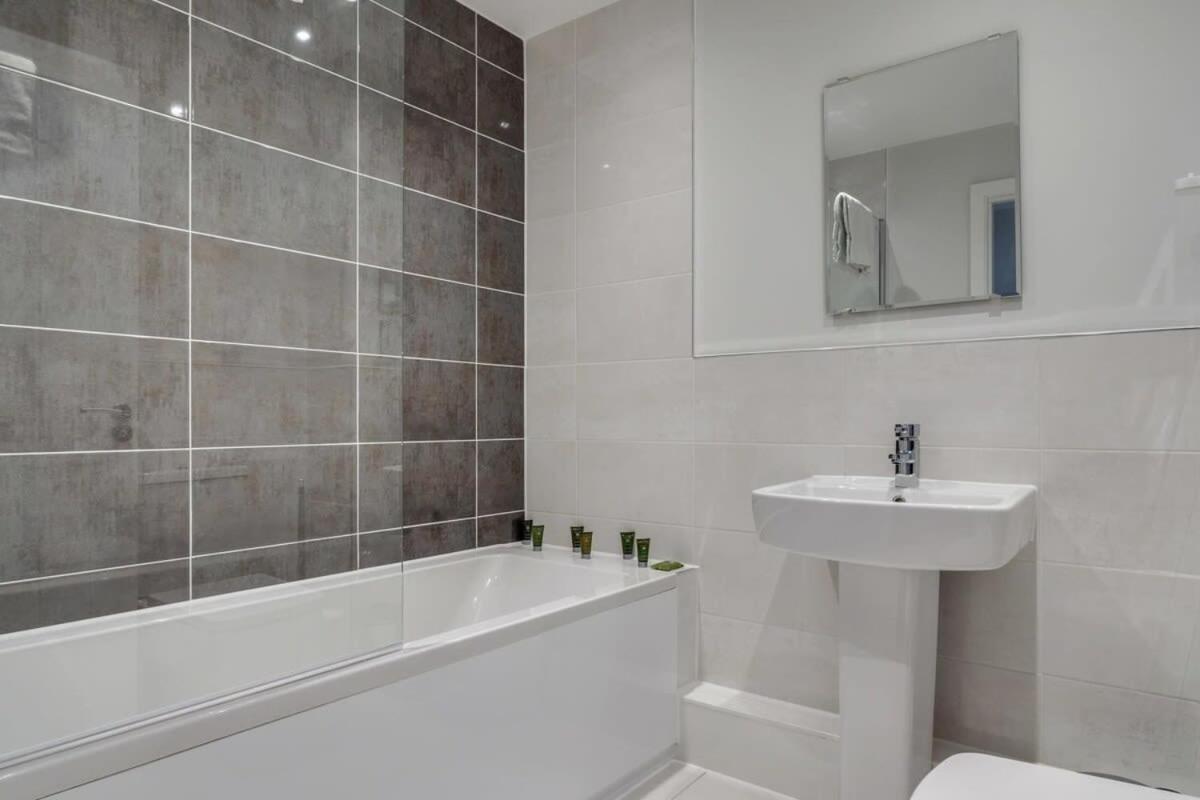 Lovely Riverside 2 Bed * Лидс