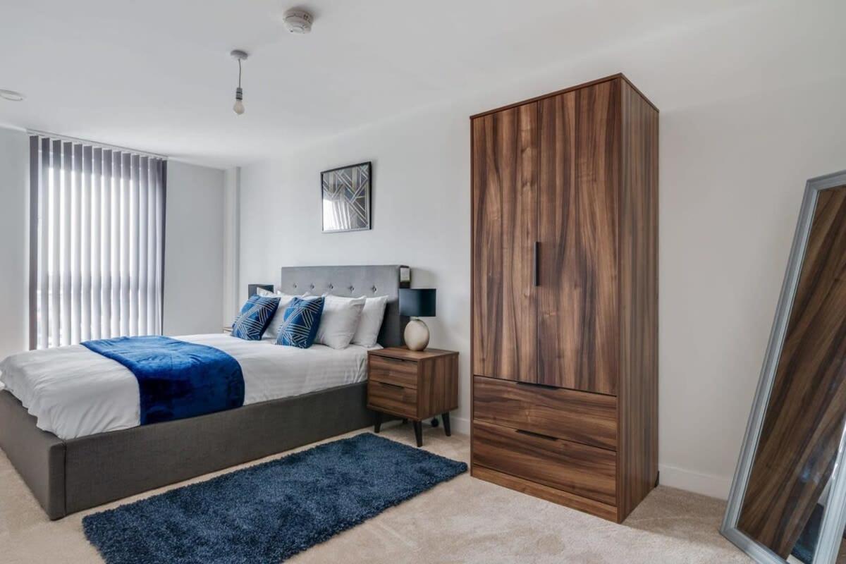 Lovely Riverside 2 Bed Лидс
