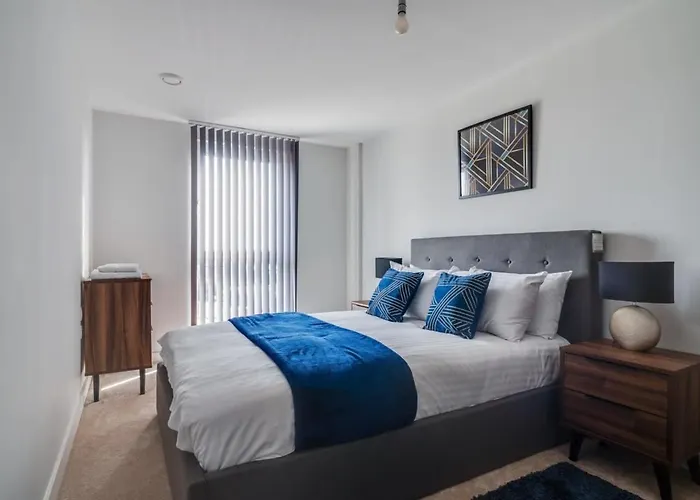 Lovely Riverside 2 Bed Apartment
