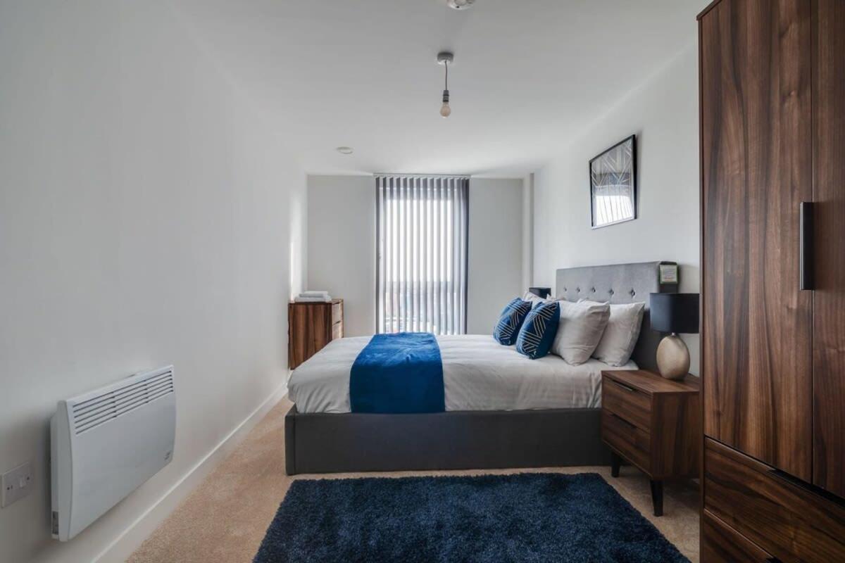 Lovely Riverside 2 Bed Apartment *